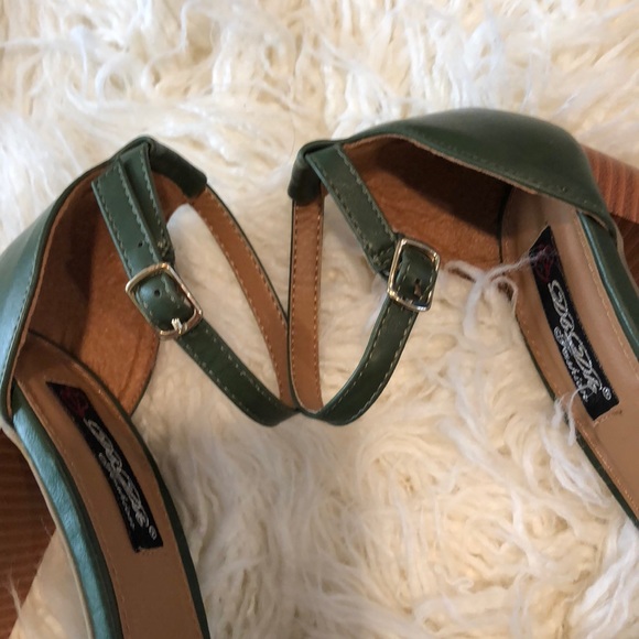 Olive green heels - Picture 7 of 8